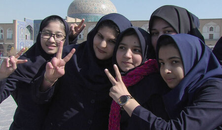 Iranische Mädchen vor einer Moschee: »Iran – Der lange Weg zur Ö... Iranische Mädchen vor einer Moschee: »Iran – Der lange Weg zur Ö...