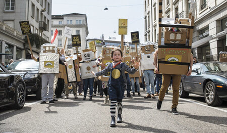 Die Roboter kamen nicht durch: Demonstration für das bedingungsl... Die Roboter kamen nicht durch: Demonstration für das bedingungsl...
