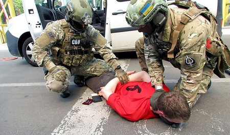 Vor laufenden Kamera inszenierten die ukrainischen Sicherheitskr... Vor laufenden Kamera inszenierten die ukrainischen Sicherheitskr...