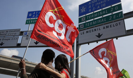 Gewerkschafter der CGT vor dem Flughafen »Charles de Gaulle« in ... Gewerkschafter der CGT vor dem Flughafen »Charles de Gaulle« in ...