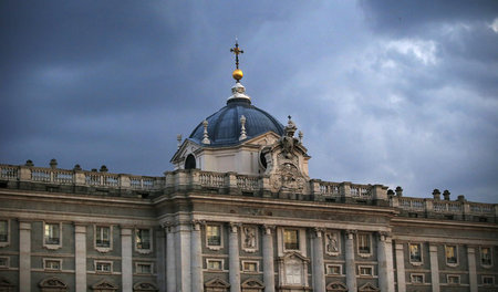 Dunkle Wolken über dem spanischen Königspalast Dunkle Wolken über dem spanischen Königspalast