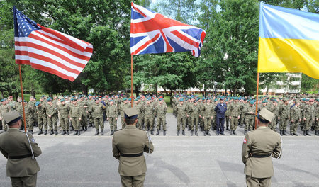 Moskau im Visier: Eröffnungszeremonie zum Großmanöver »Anakonda«... Moskau im Visier: Eröffnungszeremonie zum Großmanöver »Anakonda«...