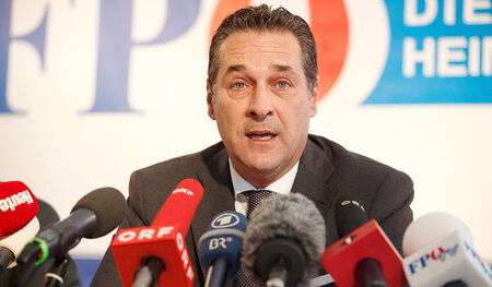 FPÖ-Chef Strache kündigt auf einer Pressekonferenz am Mittwoch i... FPÖ-Chef Strache kündigt auf einer Pressekonferenz am Mittwoch i...