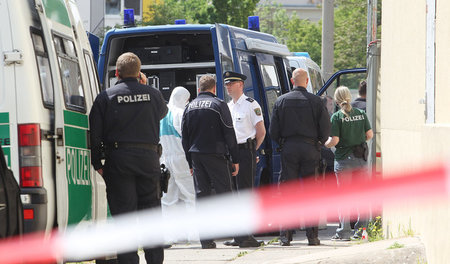 Nach dem Mord an einer chinesischen Studentin: Polizisten suchen... Nach dem Mord an einer chinesischen Studentin: Polizisten suchen...