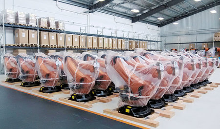 Die Arbeiter der Zukunft: Roboter in einem Lager von Kuka in Sch... Die Arbeiter der Zukunft: Roboter in einem Lager von Kuka in Sch...