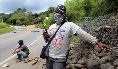 Streikende bei einer Blockade der Panamericana, einer wichtigen ...