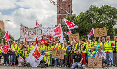 Protest vor Berlins Regierungssitz, dem Roten Rathaus. Am Donner...