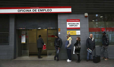 Jobsuchende vor Arbeitsamt in Madrid: Über zehn Millionen Mensch...