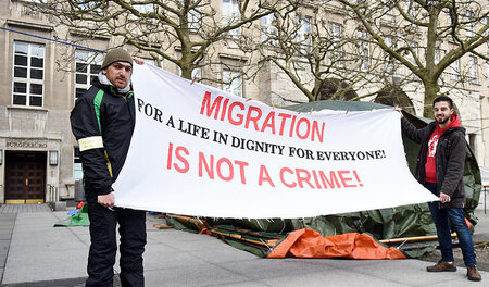 »Migration ist kein Verbrechen«: Geflüchtete in Bochum wollen ih...