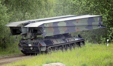 Der veraltete Brückenlegepanzer »Biber« (Foto) soll durch den mo...