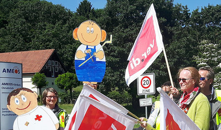 Streikposten vor der Zufahrt zur Ameos-Klinik Osnabrück am Freit...
