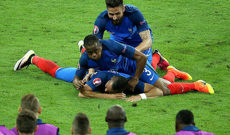 Weine nicht, wenn die Entscheidung fällt: Payet ganz tief am Bod...