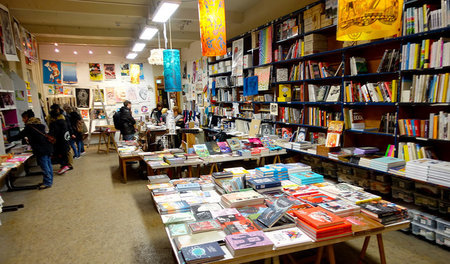 Es gibt noch linke Buchläden, sogar neue, aber die verstehen sic...