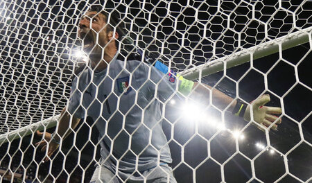 Doch im Tor steht Don Buffon, die Maschen voller Freude