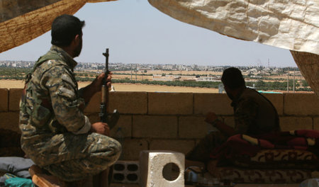 Den IS im Blick: Kämpfer der Syrisch-Demokratischen Kräfte am Mo...