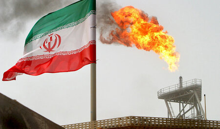 Iranische Förderplattform mit Fackel und Flagge im Persischen Go...