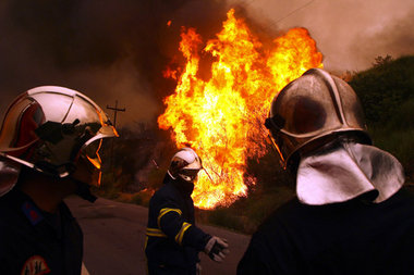 Ohne Pause: Feuerwehrleute am Montag auf dem Peleponnes Ohne Pause: Feuerwehrleute am Montag auf dem Peleponnes