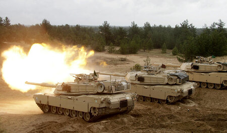 US-Panzer beteiligen sich an dem NATO-Manöver »Saber Strike« in ...
