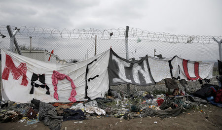 »Made in EU«. Hinter Stacheldraht bleiben die Flüchtlinge ohne A...