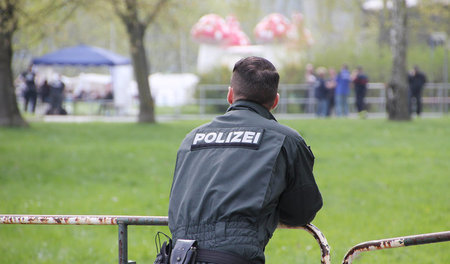 NPD-Veranstaltung in Leinefelde (Thüringen): Die Polizei schaut ...