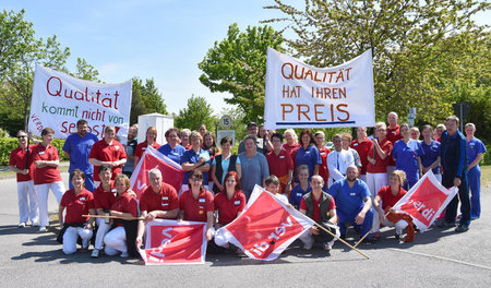 Belegschaften wehren sich: Protestaktion vor der Median-Klinik i...