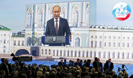 Großer Show in St. Petersburg: Der russische Präsident Wladimir ...