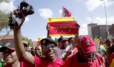 Mitglieder von COSATU und SACP demonstrieren Ende April in Durba...