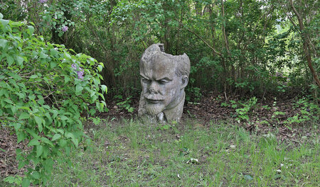 Von wegen Good bye, Lenin: Ein symbolträchtiges Bild auf der Pet... Von wegen Good bye, Lenin: Ein symbolträchtiges Bild auf der Pet...