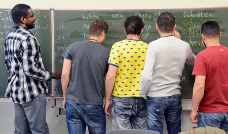 In der BRD werden 44.000 zusätzliche Erzieher und Lehrer gebrauc... In der BRD werden 44.000 zusätzliche Erzieher und Lehrer gebrauc...
