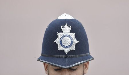 Britischer Polizist, hier deutlich als solcher zu erkennen, bei ... Britischer Polizist, hier deutlich als solcher zu erkennen, bei ...