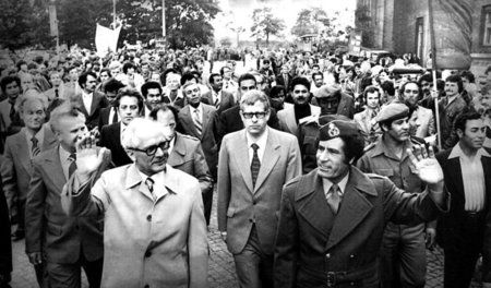 Der libysche Staatschef Muammar Al-Gaddhafi (vorne rechts) besuc...