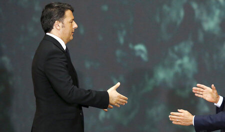 Wer reicht ihm noch die Hand? Italiens Premier Renzi blickt den ... Wer reicht ihm noch die Hand? Italiens Premier Renzi blickt den ...