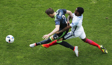 Duell? Ballett der Brüder! Englands Danny Rose hinter Chris Gunt...
