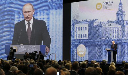 Präsident Putin setzt in St. Petersburg auf Verständigung statt ...