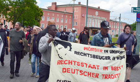 Mysteriöse Todesfälle gibt es in Dessau zuhauf: Demonstration de...