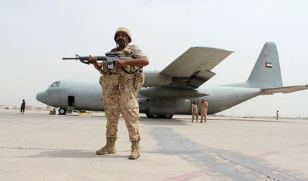 Ein Soldat der Vereinigten Arabischen Emirate vor einem Militärf...