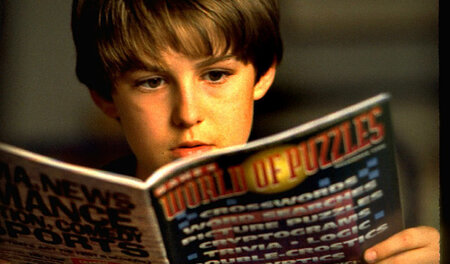 Der Autist Simon Lynch (Miko Hughes) entdeckt in einem Rätselhef...
