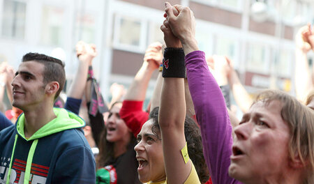 »Hand in Hand gegen Rassismus«: Mehr als 8.000 Menschen gingen a...