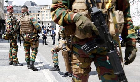 Soldaten stehen am Sonntag vor dem Brüsseler Hauptbahnhof Wache,...