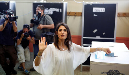 Virginia Raggi, Roms künftige Bürgermeisterin, am Sonntag bei de...