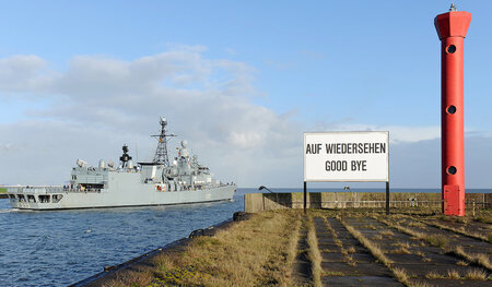 Die Fregatte »Augsburg« läuft im November 2015 in Wilhelmshaven ...