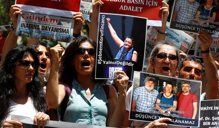 Protestkundgebung gegen die Inhaftierung der drei Journalisten a...