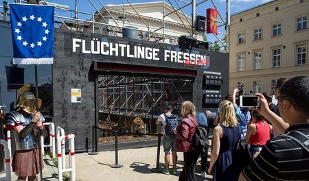 Die Arena mit den vier Tigern vor dem Maxim Gorki Theater am Mon...