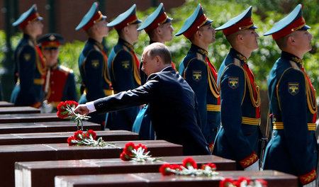Präsident Wladimir Putin legt am Mittwoch einen Kranz am Grabmal...