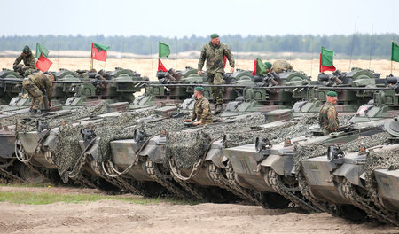 Deutsche Schützenpanzer beim Manöver »Noble Jump« nahe der polni...