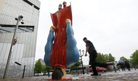 »Even Heroes have Bad Days«, Superman-Skulptur von Marcus Wittme...