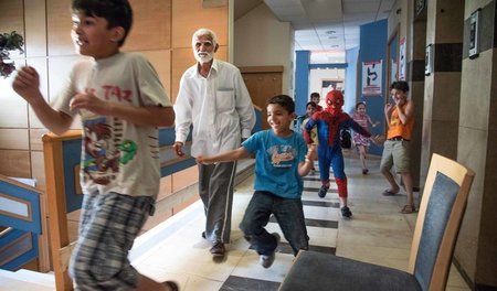 Toben erlaubt: Beim Fangenspielen geht das gespendete Spiderman-...