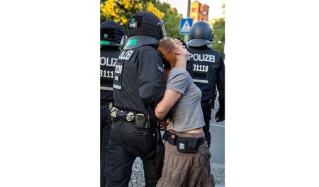Polizisten gehen am Mittwoch abend bei einer spontanen Demonstra...