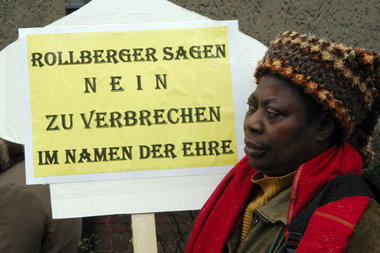 Mahnwache für Hatun Sürücü im Februar 2005 in Berlin