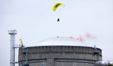 »Angriff aus der Luft« – Greenpeace-Aktivist über dem AKW Bugey,...